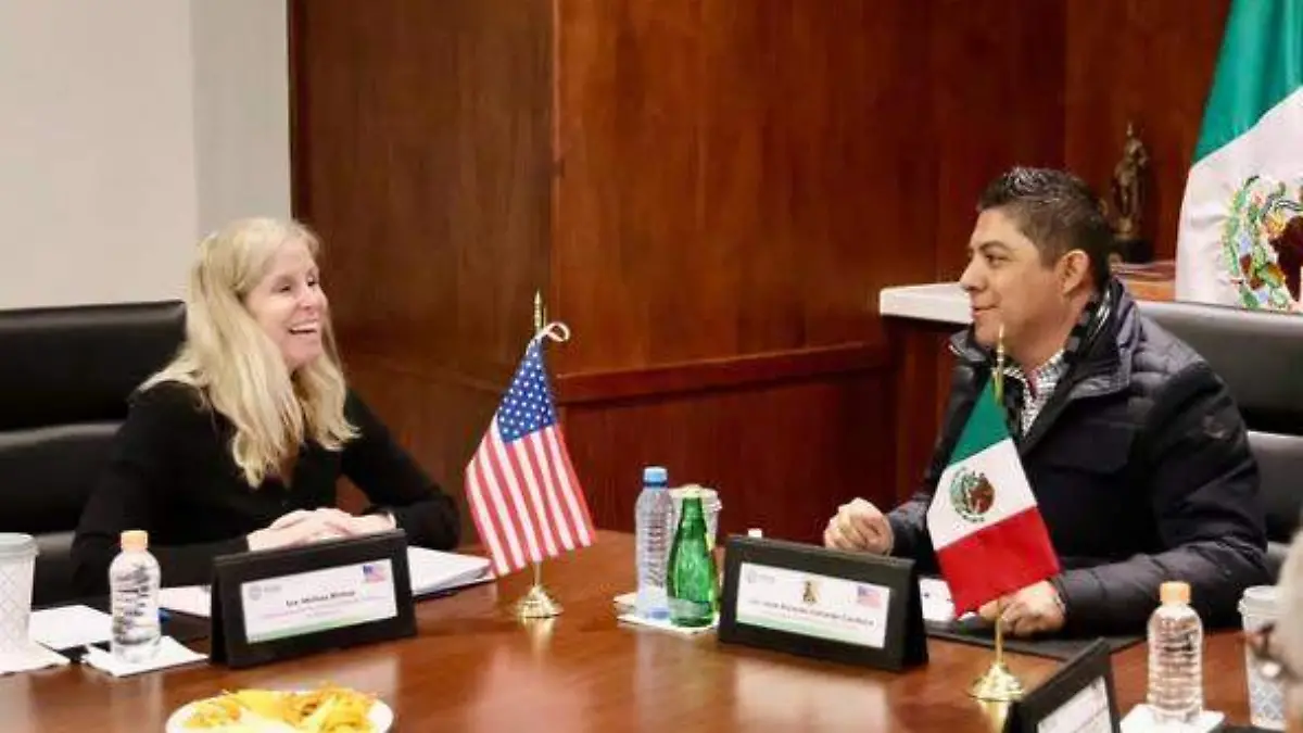 Ricardo Gallardo con Melissa Bishop, cónsul de Estados Unidos